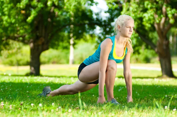 Yoga yapan genç bir kadın. — Stok fotoğraf