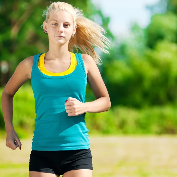 Jovem mulher correndo no parque verde — Fotografia de Stock