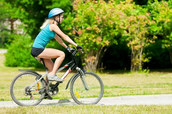 Młoda kobieta uśmiechający się na rowerze — Zdjęcie stockowe