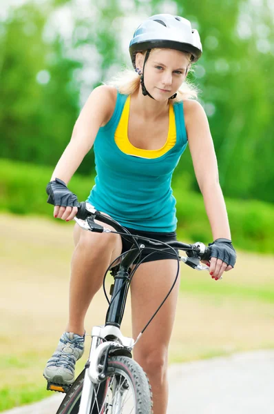 自転車に若い笑顔の女性 — ストック写真