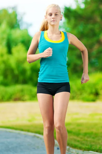 Mujer joven corriendo en el parque verde —  Fotos de Stock
