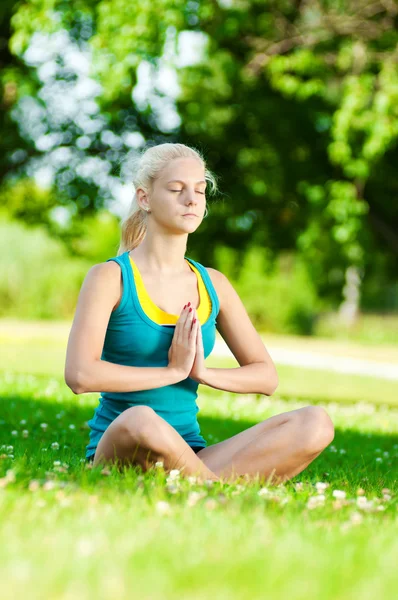 Mujer joven haciendo ejercicio de yoga — Foto de Stock