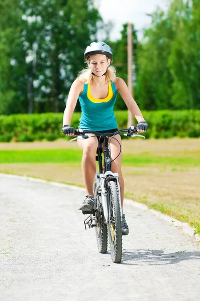 Mosolygó fiatal nő kerékpár — Stock Fotó