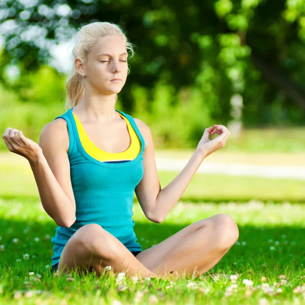 Jovem mulher fazendo exercício de ioga — Fotografia de Stock