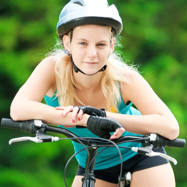 Молода усміхнена жінка на велосипеді — стокове фото