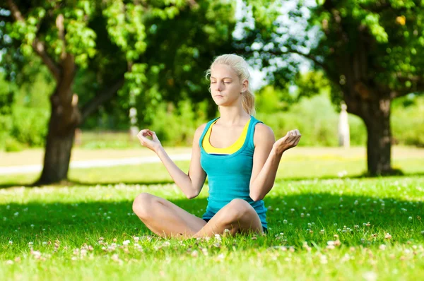 Giovane donna che fa esercizio yoga — Foto Stock