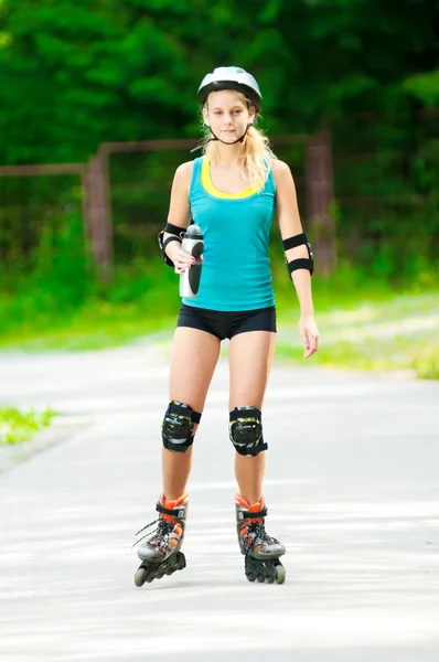 ローラー スケートで若いブルネットの女性 — ストック写真
