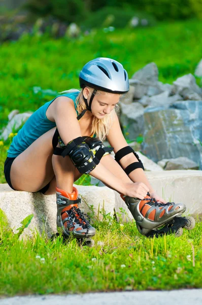 Ung brunett kvinna på rullskridskor — Stockfoto