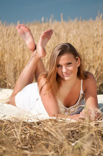 Hermosa mujer posando en el campo de trigo. Picnic. . — Foto de Stock