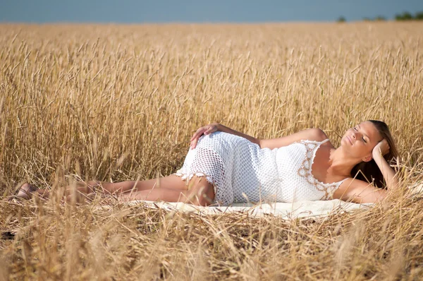 Bella donna in posa nel campo di grano. Picnic . — Foto Stock