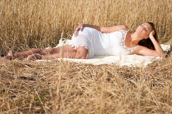 Schöne Frau posiert im Weizenfeld. Picknick. — Stockfoto