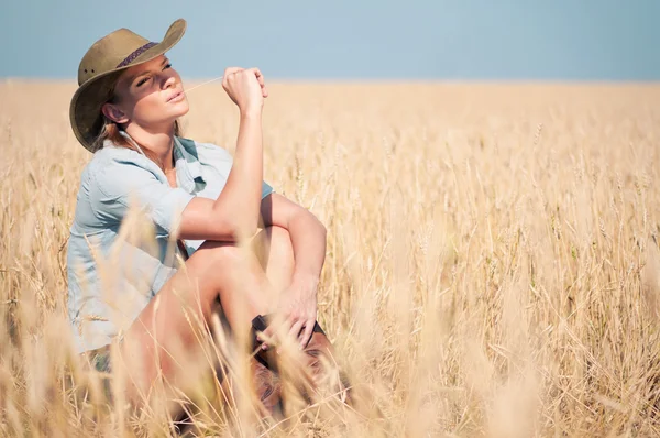 Cowboy donna nel campo di grano di campagna — Foto Stock