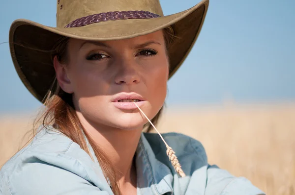 Cowboy kvinna i fältet land vete — Stockfoto