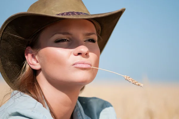 Cowboy nő az ország búza mező — Stock Fotó