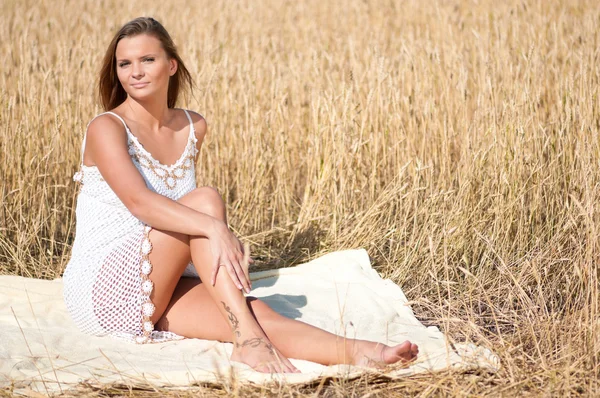 Beautiful woman posing in wheat field. Picnic. — Stock Photo, Image