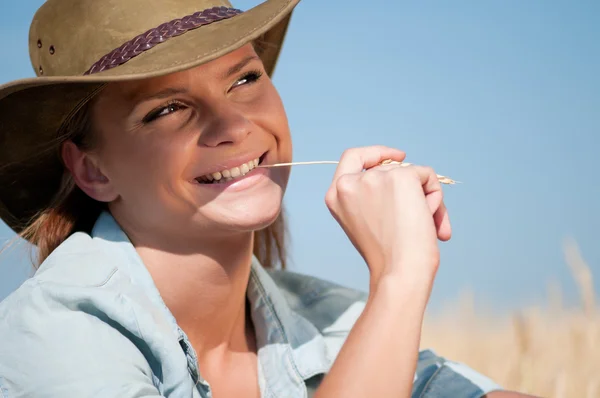 Cowboy nő az ország búza mező — Stock Fotó
