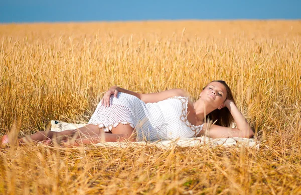 Piękna kobieta, pozowanie w polu pszenicy. piknik. — Zdjęcie stockowe