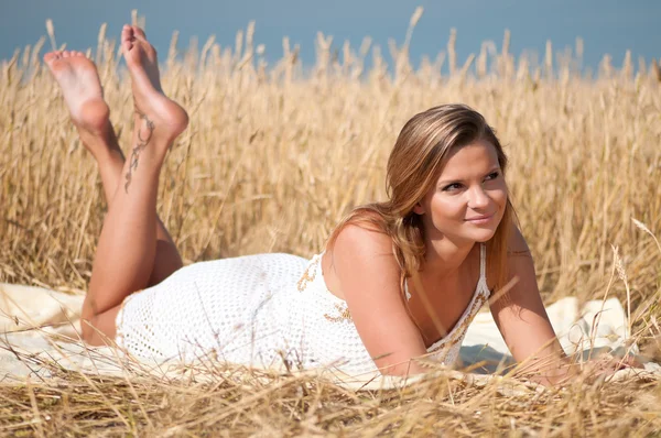 Mulher bonita posando no campo de trigo. Piquenique . — Fotografia de Stock