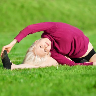 güzel bir kadın germe egzersiz yoga yaparken