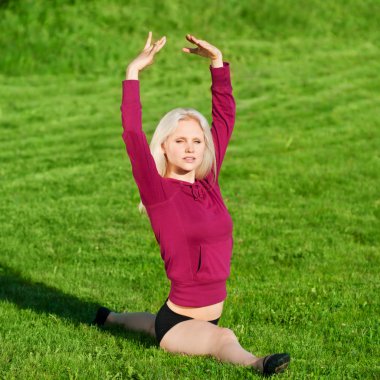 güzel bir kadın germe egzersiz yoga yaparken