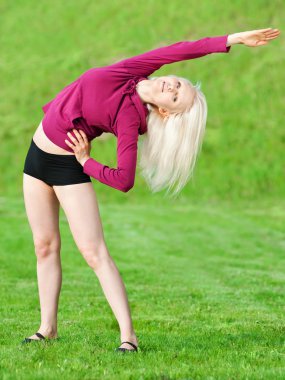güzel bir kadın germe egzersiz yoga yaparken