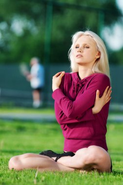 güzel bir kadın germe egzersiz yoga yaparken