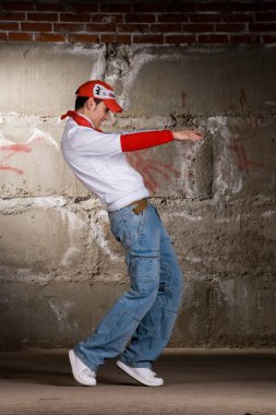 modern tarzda gri tuğla duvarın üzerinden dans hip hop çocuk