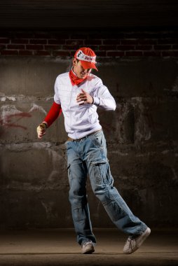 modern tarzda gri tuğla duvarın üzerinden dans hip hop çocuk