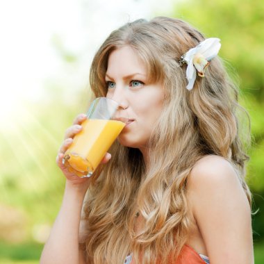 gülümseyen kadın içki portakal suyu