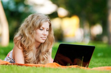 genç kadın ile laptop Park