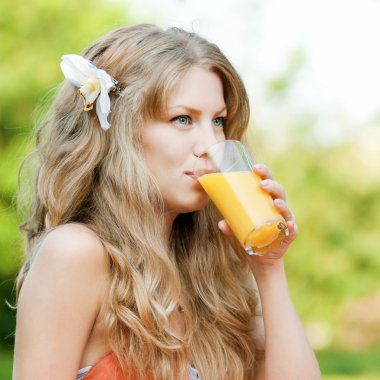 gülümseyen kadın içki portakal suyu