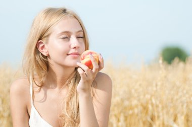 buğday alanında piknik üzerinde mutlu bir kadın