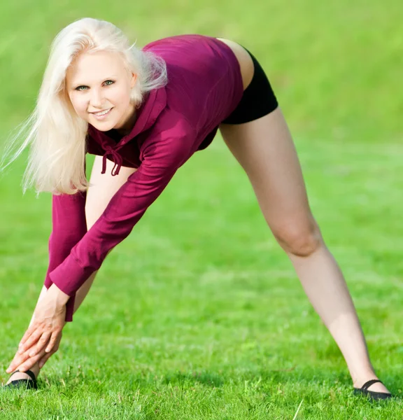 Krásná žena, která dělá protahovací cvičení jógy — Stock fotografie