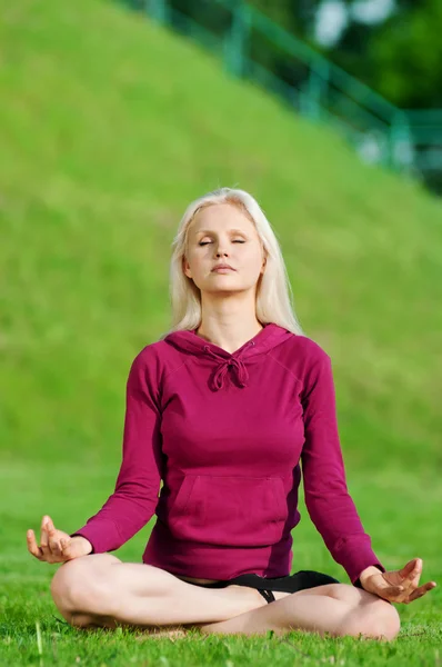 Красива жінка робить вправи для розтягування йоги — стокове фото