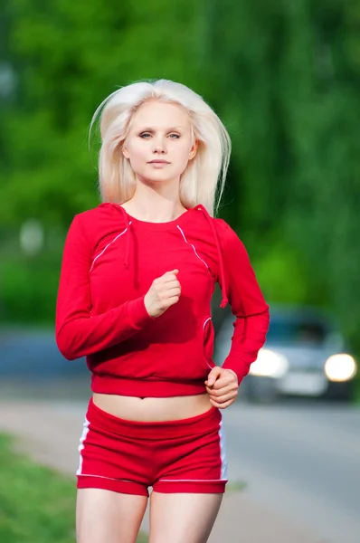 Красива жінка біжить в парку — стокове фото