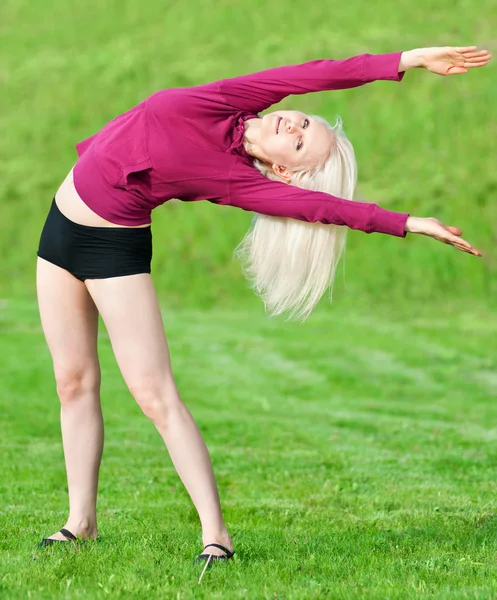 Belle femme faisant du yoga exercice d'étirement — Photo