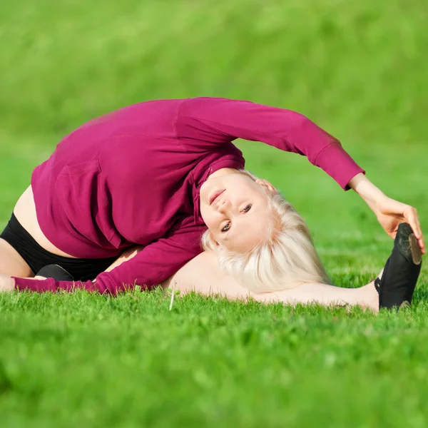 Vacker kvinna gör yoga stretching motion — Stockfoto