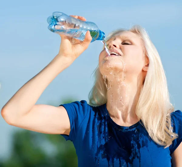 Жінка п'є воду на відкритому повітрі спорту — стокове фото