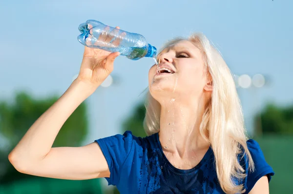 Woman drinking water at outdoors sport — Stock Photo, Image