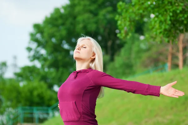 Krásná žena, která dělá protahovací cvičení jógy — Stock fotografie