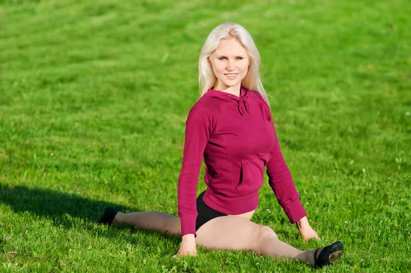Belle femme faisant du yoga exercice d'étirement — Photo