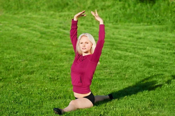Beautiful woman doing yoga stretching exercise — Stock Photo, Image
