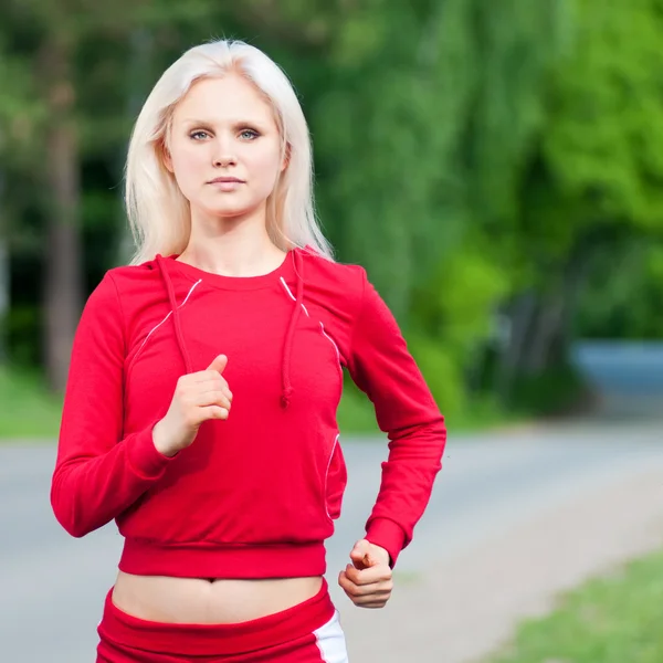 Hermosa mujer corriendo en el parque — Foto de Stock