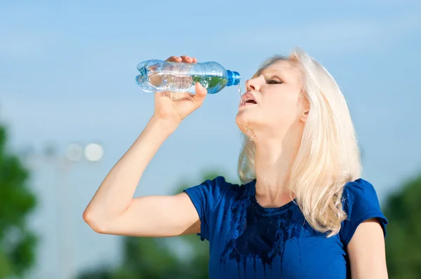 Γυναίκα πόσιμο νερό σε εξωτερικούς χώρους αθλητισμού — Φωτογραφία Αρχείου