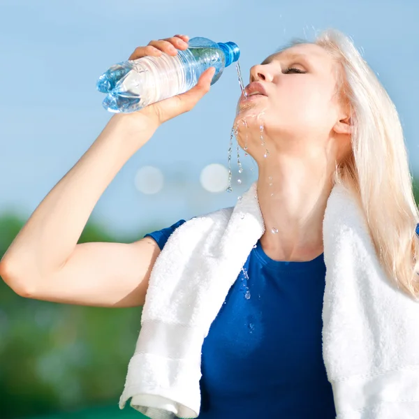 Mujer bebiendo agua al aire libre deporte —  Fotos de Stock
