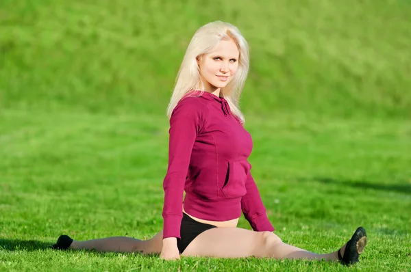 Bella donna che fa esercizio di stretching yoga — Foto Stock