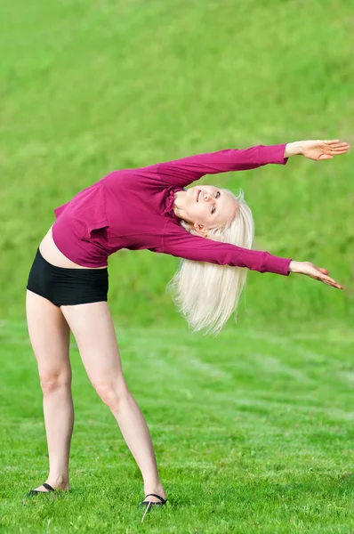 Schöne Frau macht Yoga Stretching-Übung — Stockfoto