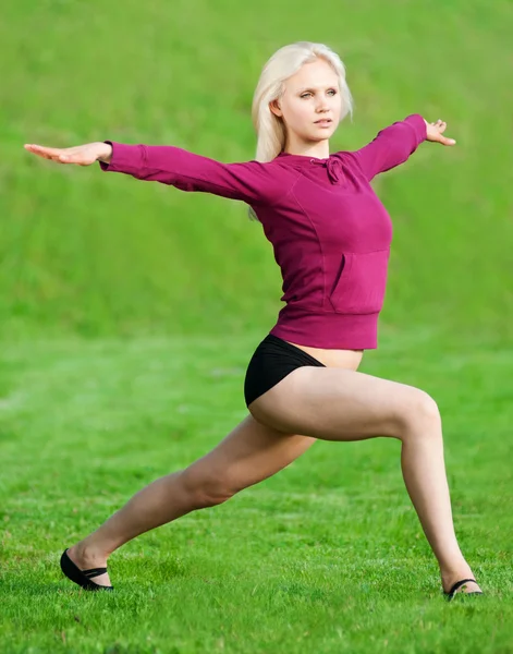 Schöne Frau macht Yoga Stretching-Übung — Stockfoto