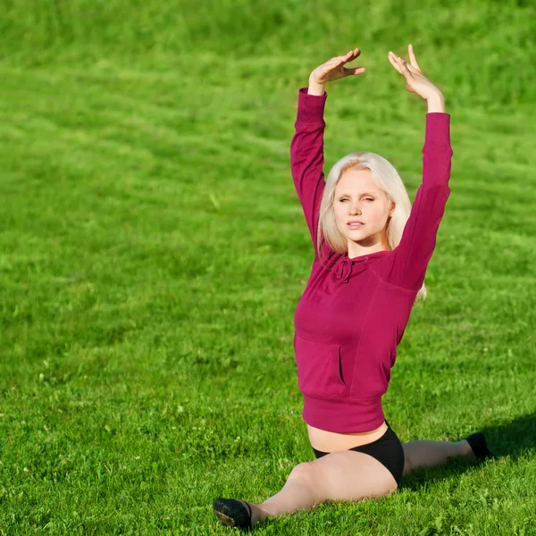 Bella donna che fa esercizio di stretching yoga — Foto Stock