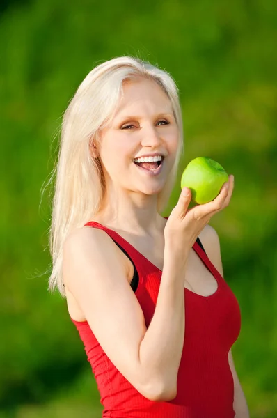 공원에서 녹색 사과 함께 여자 — 스톡 사진